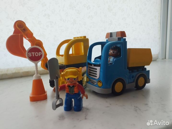 Лего дупло. Грузовик и гусеничный экскаватор