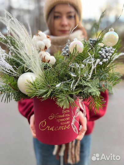 Новогодний букет из живой хвои и веток хлопка