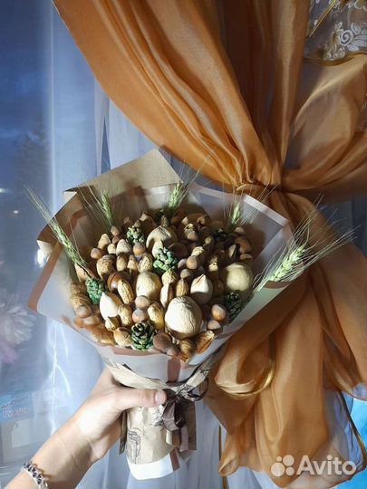 Букет из орехов