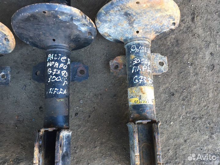 Амортизаторы передние Рено Дастер