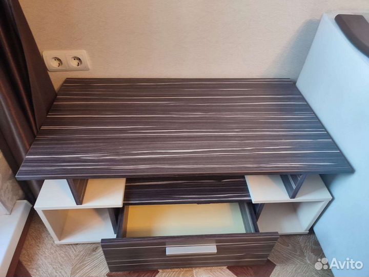 Прикроватный столик