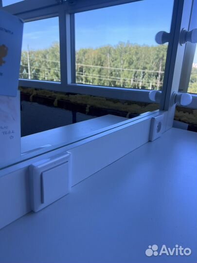 Туалетный столик с зеркалом и лампочками