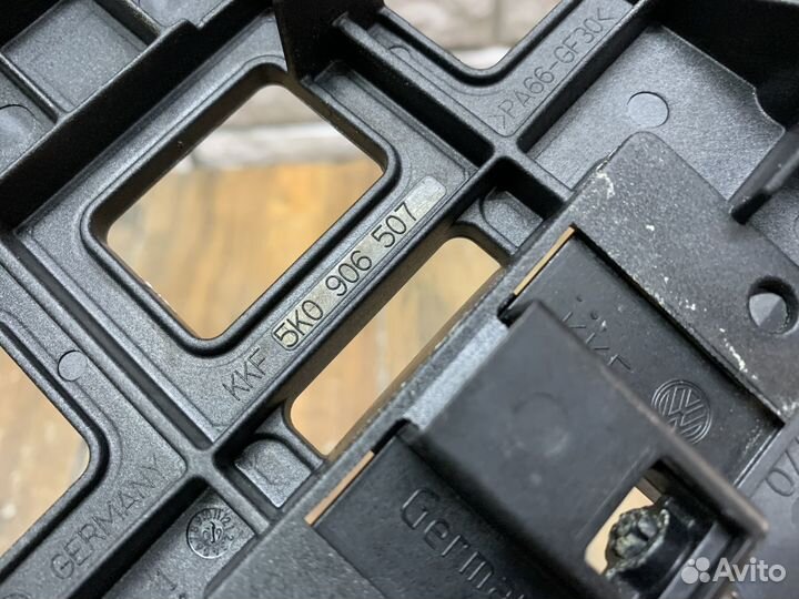 Skoda Yeti Кронштейн блока управления двигателем