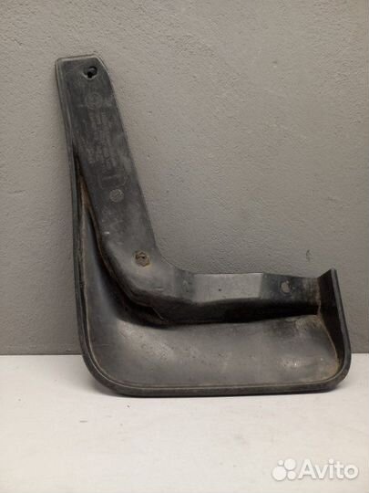 Брызговик передний правый Skoda Rapid