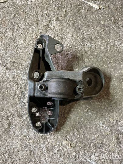 Кронштейн двигателя левый VW Passat B5 2.3