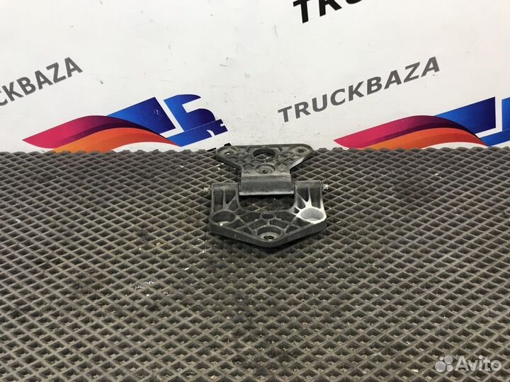 504306106 Петля капота