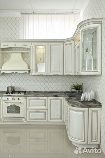 Кухонный гарнитур массив с витрины
