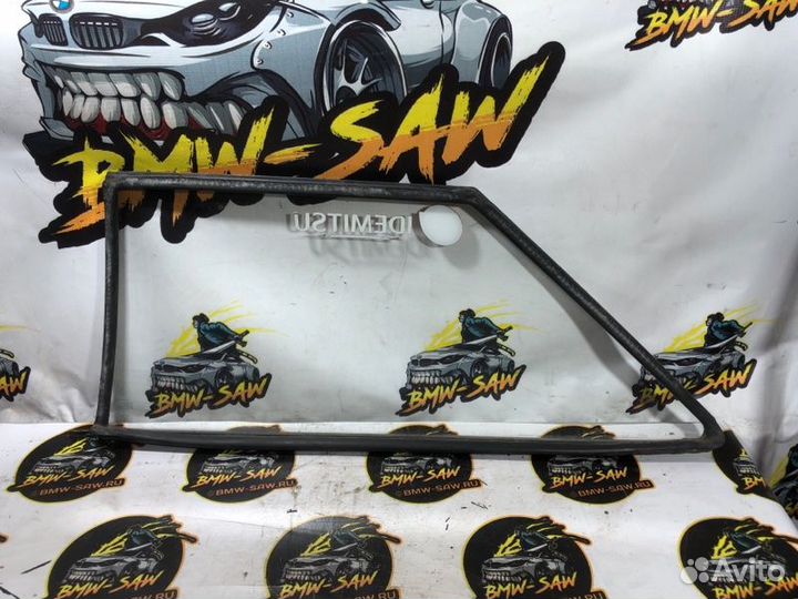 Форточка задняя правая Audi Coupe 81/85 1985