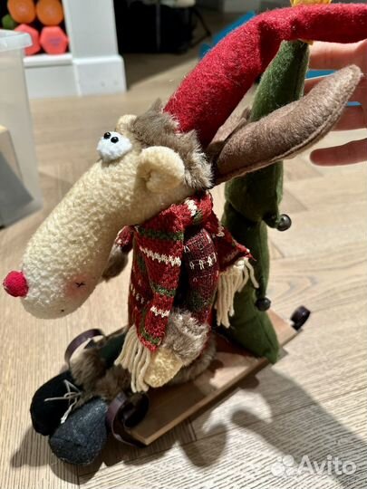 Олень на санках