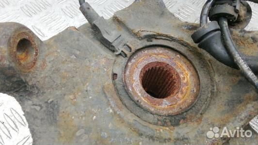 Ступица передняя левая opel vivaro (SBE11K901)