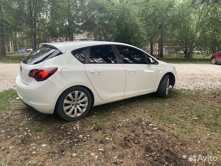 Opel Astra 1.6 AT, 2011, 196 000 км