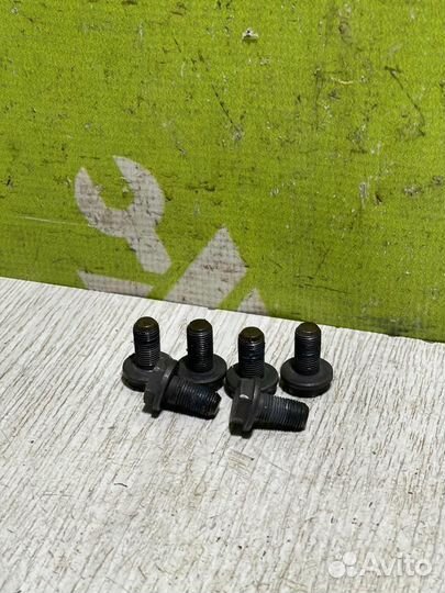 Болт маховика Шкода Октавия А4