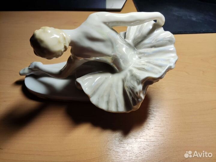 Фарфоровая статуэтка 