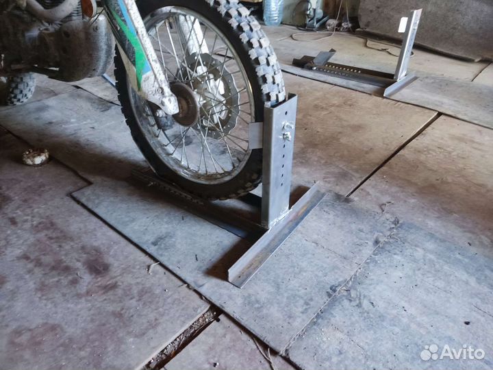 Ловушка-фиксатор для колеса мотоцикла