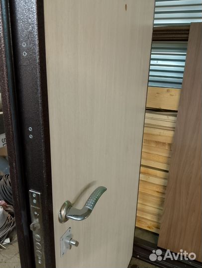 Дверь входная металлическая от застройщика