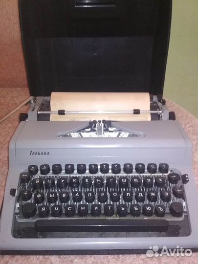 Значки,монеты,ваза,пишущая машинка