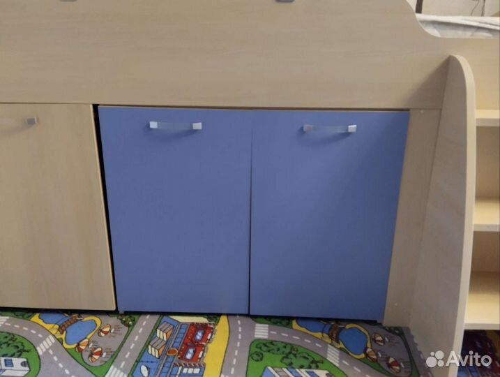 Детская кровать с столом и двумя шкафчиками