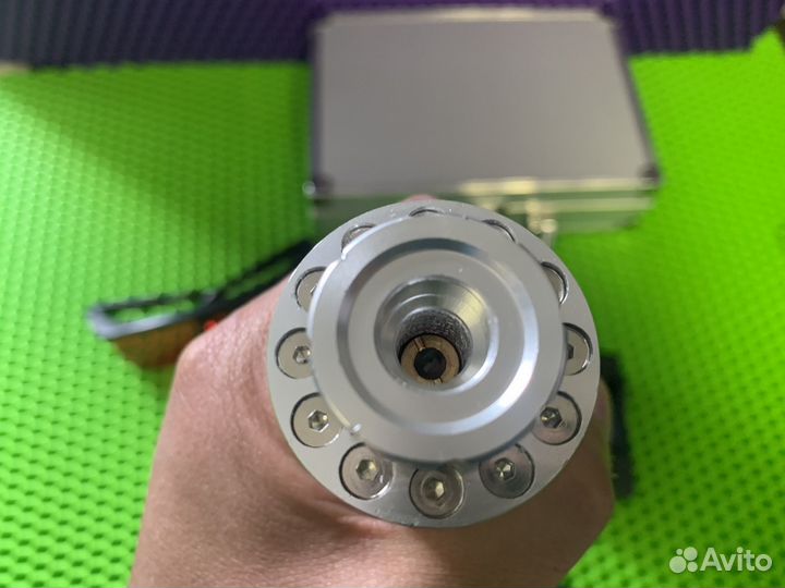 Мощная лазерная указка прожигает всё