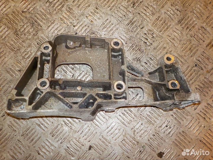 Кронштейн генератора VW Volkswagen Golf 5