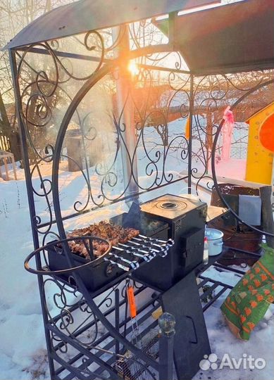Кованый мангал с крышей и печью под казан