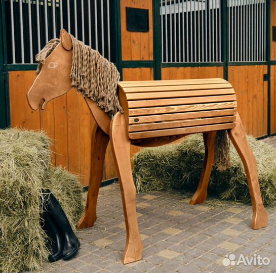 Скульптура деревянной лошадки