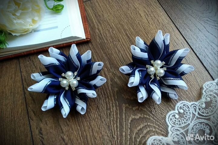 Школьные сине-белые бантики и белый бант