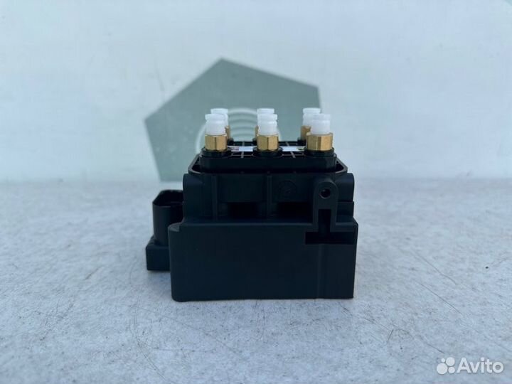 Блок клапанов пневмоподвески Mercedes Ml W164