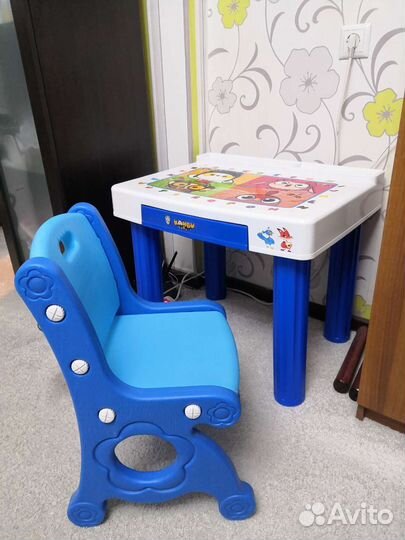 Детский письменный стол и стул