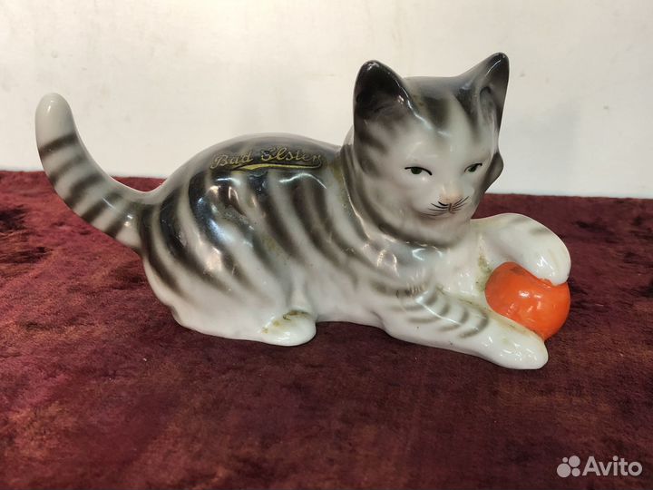 Статуэтка фарфор Котенок с мячом ГДР