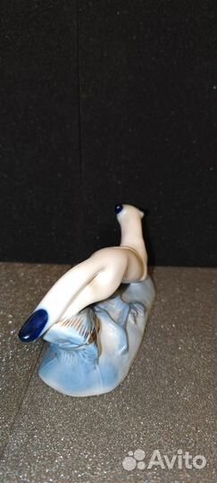Фарфоровая статуэтка ласка