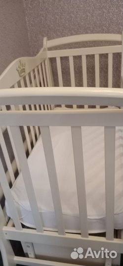 Детская кроватка с маятником и ящиком