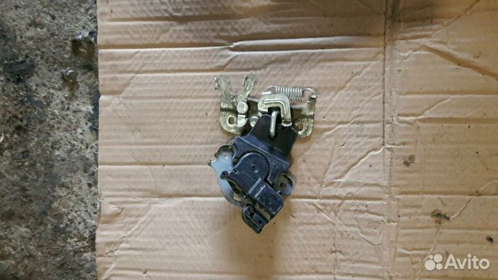 Замок крышки багажника Митсубиси Лансер 10