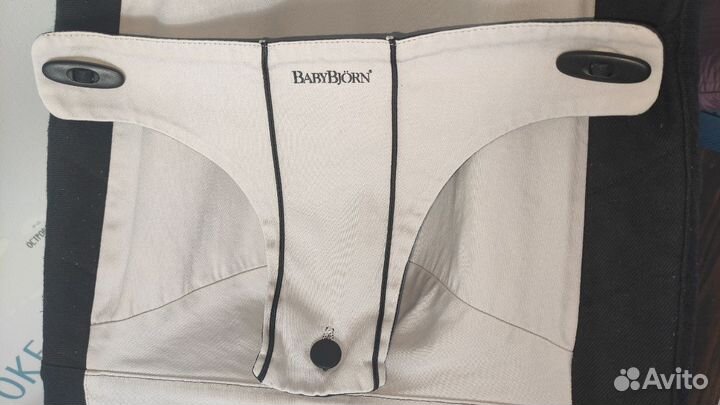 Шезлонг babybjorn с игрушкой