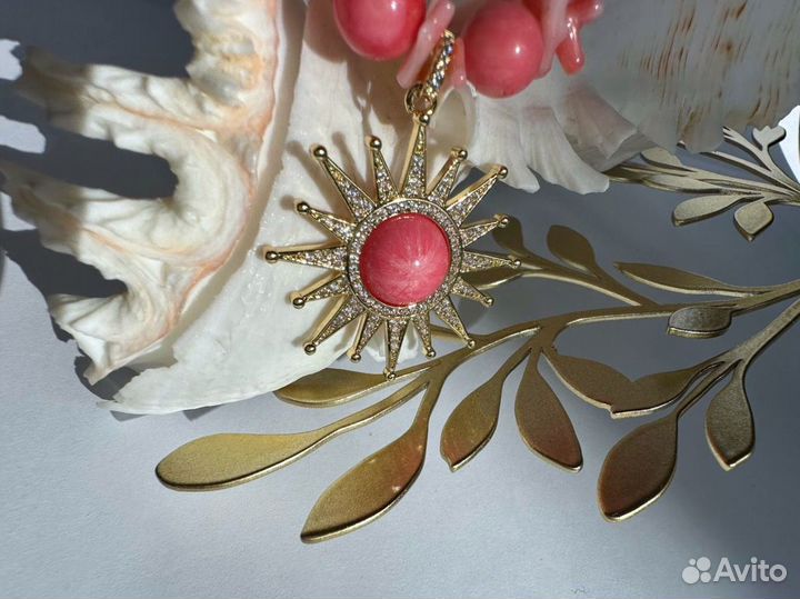 Колье из натуральных камней с золотой подвеской