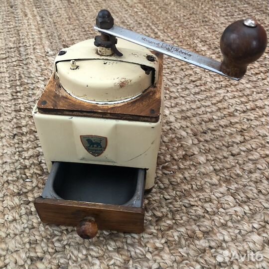 Старинная мельница кофе Peugeot Frères Лев