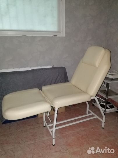 Продаю массажную косметическую кушетку