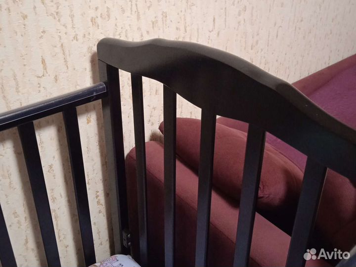 Детская кроватка с маятником