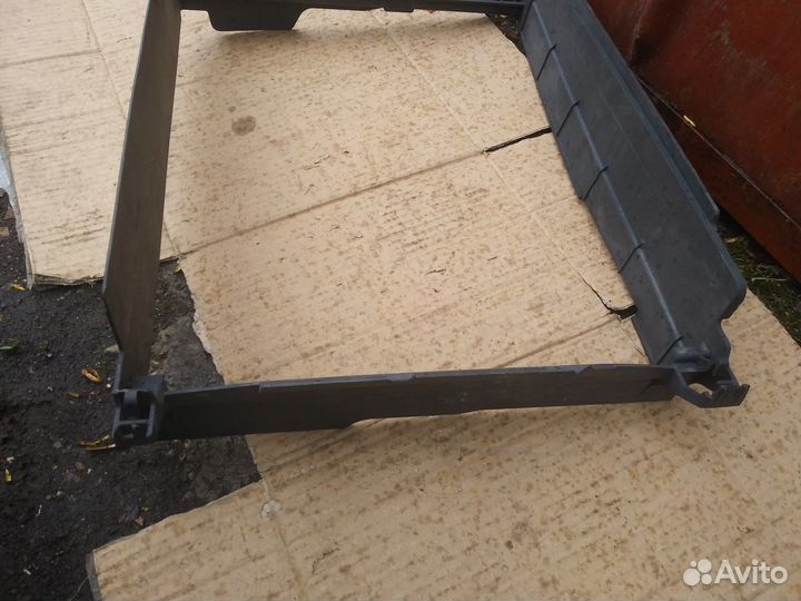 Дефлектор радиатора Renault Logan 2