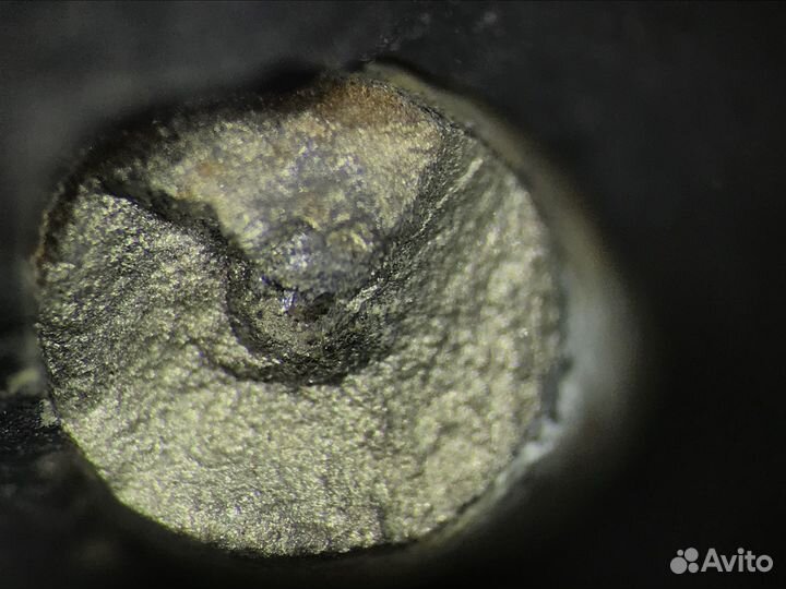 Металический стержень в аргелите