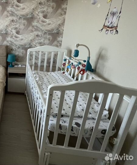 Детская кроватка с маятником