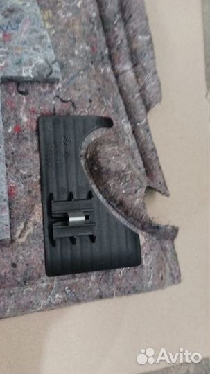 Обшивка багажника правая VW scirocco (2008)