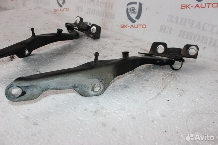 Петли капота на Lincoln Navigator 2