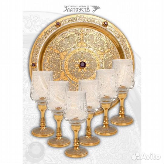 Бокалы для вина, золотой поднос
