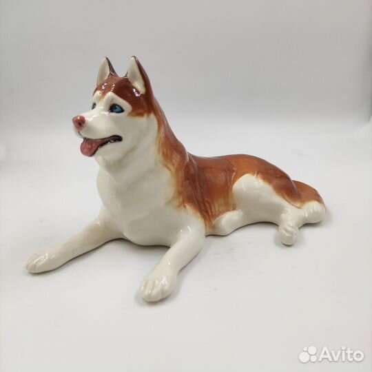 Фарфоровая статуэтка лежащего «Хаски»