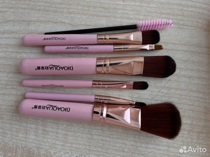 Косметичка, косметика, карандаши для губ, кисти