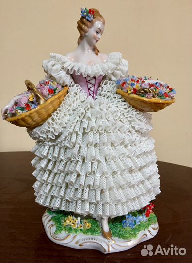 Роскошная цветочница в кружевном платьеSitzendorf