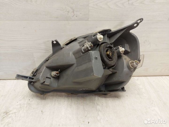 Фара правая Toyota Yaris 2003-2005
