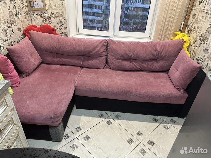 Угловой диван с двумя ящиками под белье