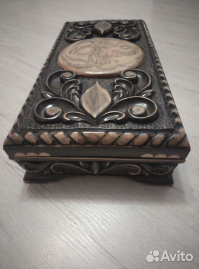 Деревянная шкатулка