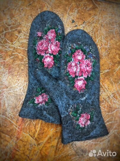 Варежки с большим элементом павлопосадского платка